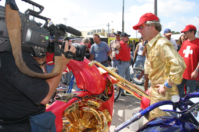 Illustration for article titled The Fabulous Lifestyle of Ueli Anlicker, The Red Gold SLR Guy